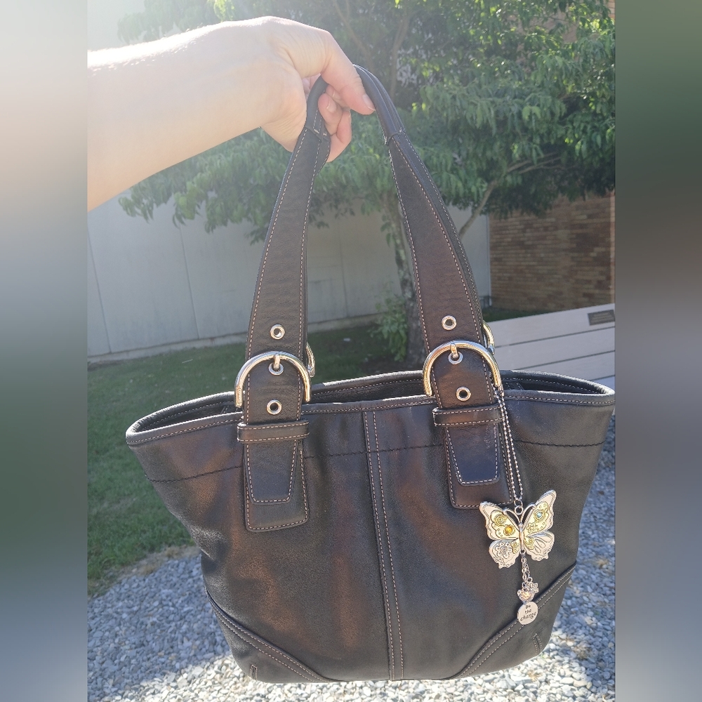 Coach Black Leather Purse with Sleek Design